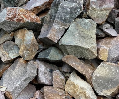 Seçici odaklanma. Endüstride yollar, demiryolları, kireç, yanma, çimento yapımında kullanılan ham kireç taşı yığınları..