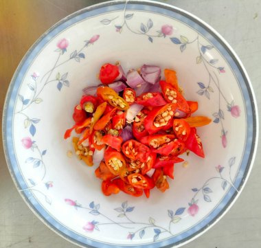 Seçici odaklanma. Sambal Kecap veya sıcak soya sosu, malzemeler, soya sosu, biber, sarımsak, tuz ve domates..