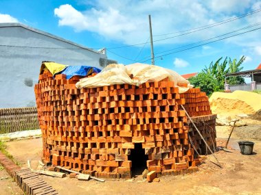 Seçici odaklanma. Kırmızı tuğla sıraları ve satırlar.