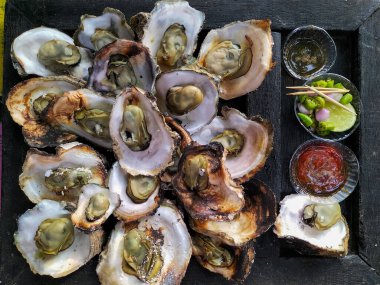 Kendal, Central Java 'daki yerel bir restoran tarafından sunulan ızgara istiridyenin yakın görüntüsü. İstiridye popüler ve ünlü yerel yemektir. Izgara taze istiridye..