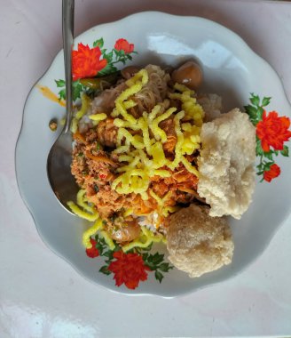 - Yakın çekim. Orta Cava 'nın Tegal şehrinden geleneksel bir aşçı olan Nasi ponggol' da mezeler ve tabakta servis edilen kızarmış Cireng ile birlikte beyaz pirinç bulunuyor. Geleneksel yemek. Lezzetli yemek..