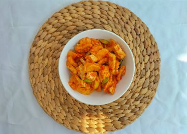 Öğle yemeğinde beyaz kasede servis edilen bir porsiyon kızarmış soya peynirinin yakından görüntüsü. Beyaz arkaplan.