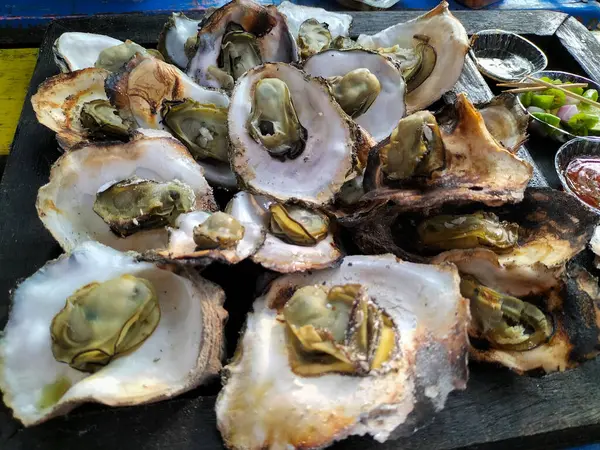Kendal, Central Java 'daki yerel bir restoran tarafından sunulan ızgara istiridyenin yakın görüntüsü. İstiridye popüler ve ünlü yerel yemektir. Izgara taze istiridye..