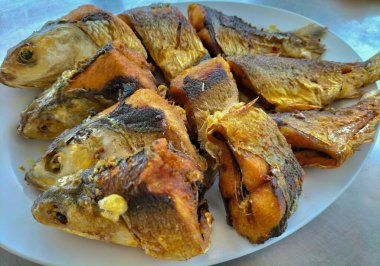 Bandeng Goreng 'in fotoğrafı. Ev yapımı kızarmış sütçü balığı, öğle yemeği için meze olarak. Seçici odak.