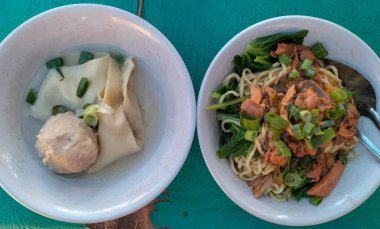 Beyaz kasede servis edilen köfteli Endonezya köftesi yakından görülüyor. Bakso. Köfte. Mie ayam. Tavuklu erişte. Endonezya tavuklu erişte. Lezzetli yemek..