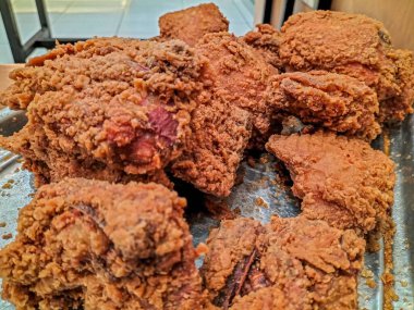 Sıcak ve kızarmış tavuk. Seçici odak.