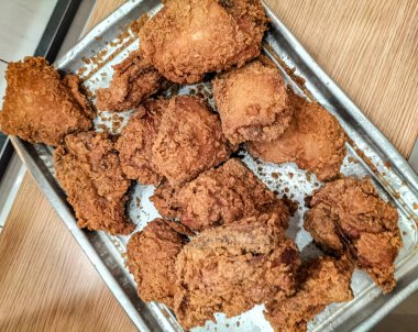 Sıcak ve kızarmış tavuk. Seçici odak.