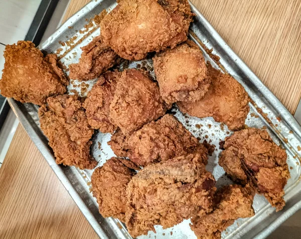 Sıcak ve kızarmış tavuk. Seçici odak.