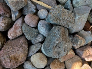 Seçici odaklanma. Nehir kenarında farklı renk ve boyutlarda taşlar var. Limbangan, Endonezya.