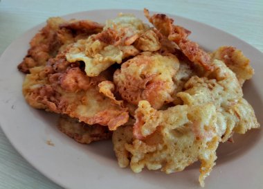 Orta Cava, Endonezya 'dan tipik bir yiyecek olan Kızarmış Gimbal' a yaklaş. Un, karides ve baharat karışımından yapılmış..