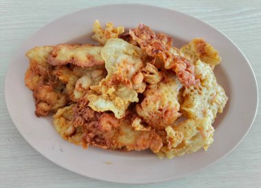 Orta Cava, Endonezya 'dan tipik bir yiyecek olan Kızarmış Gimbal' a yaklaş. Un, karides ve baharat karışımından yapılmış..