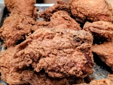 Yakın plan. Taze kızarmış tavuklu gri bir tabak. Lezzetli yemek..