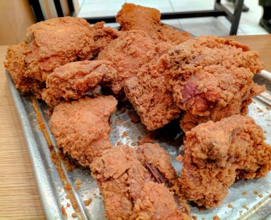 Yakın plan. Taze kızarmış tavuklu gri bir tabak. Lezzetli yemek..