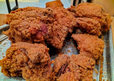 Yakın plan. Taze kızarmış tavuklu gri bir tabak. Lezzetli yemek..