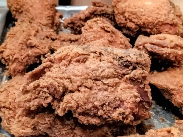 Yakın plan. Taze kızarmış tavuklu gri bir tabak. Lezzetli yemek..