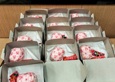 Seçici odaklanma. Nasi Kutusu ya da kutu pilav genellikle un ve kızarmış tavukla birlikte satılır..