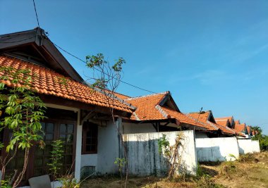 Seçici odaklanma. Ölü köyde terk edilmiş eski bir ev. Çiftlikte terk edilmiş ve yok edilmiş bir ev. İhmal edilen bina kırsal alanda.