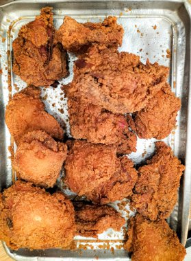 Lezzetli yemek, altın ışıkta kızarmış tavuk sepeti. Seçici odak.