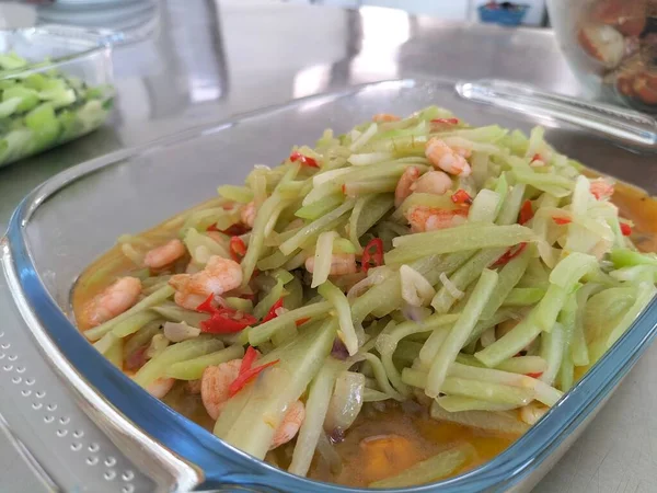 Seçici odaklanma. Karıştırılmış şalgam, sotelenerek pişirilen şalgam, karides ve yumurtadan oluşan bir yemektir. Tabakta servis edilmiş. Endonezya yemekleri.