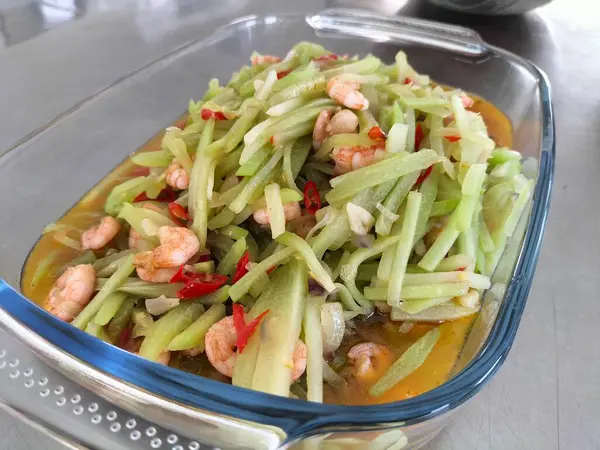 Seçici odaklanma. Karıştırılmış şalgam, sotelenerek pişirilen şalgam, karides ve yumurtadan oluşan bir yemektir. Tabakta servis edilmiş. Endonezya yemekleri.