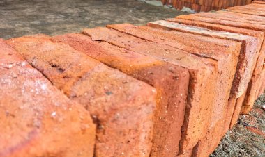 Seçici odaklanma. Topraktan kırmızı tuğlalar. Birçok kil tuğlaya dönüşür, sonra da sertleşmesi ve kuruması için yakılmadan önce güneşte kurutulur. Batu bata merah yapmak yığını.