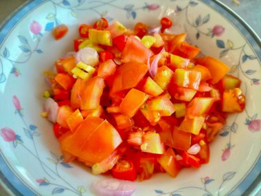 Sıcak ve baharatlı kırmızı biber ve kırmızı soğan karışımı Endonezya 'da küçük bir kasede servis edilir..