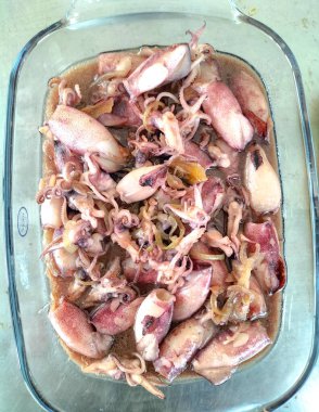 Lezzetli istiridye soslu kalamar, restoran usulü ev yemeği. Endonezya deniz ürünleri. Yakın plan..