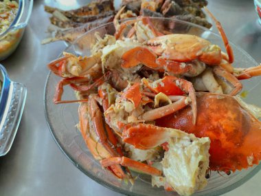 Endonezya deniz ürünleri yemeğinin yakın görüntüsü. Körili Karışık Kızarmış Yengeç. Lezzetli deniz ürünleri..