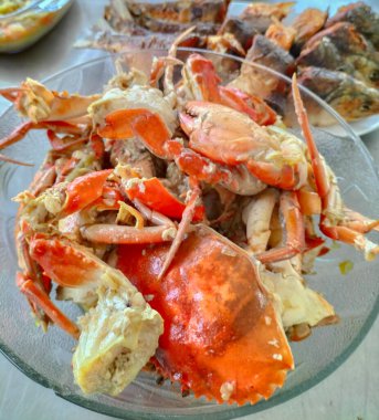 Endonezya deniz ürünleri yemeğinin yakın görüntüsü. Körili Karışık Kızarmış Yengeç. Lezzetli deniz ürünleri..