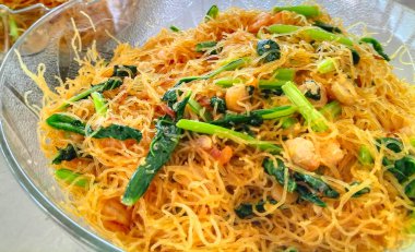 Kızarmış pirinç vermicelli, karides ve Çin lahanasıyla karıştırın. Seçici odak.