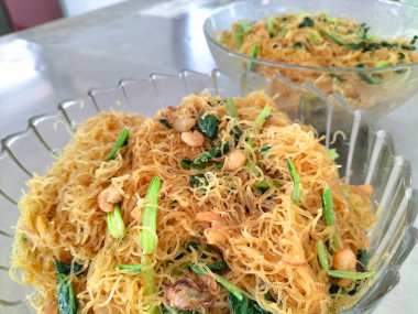 Kızarmış pirinç vermicelli, karides ve Çin lahanasıyla karıştırın. Seçici odak.