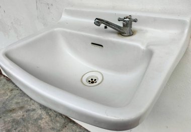 Su musluğu ile seramik dikdörtgen lavabo takımı. Porselen yıkama tezgahı. Ön ve Üst Manzara. Banyo ve Tuvalet için musluklu örnek seramik lavabo. 