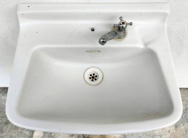Su musluğu ile seramik dikdörtgen lavabo takımı. Porselen yıkama tezgahı. Ön ve Üst Manzara. Banyo ve Tuvalet için musluklu örnek seramik lavabo. 