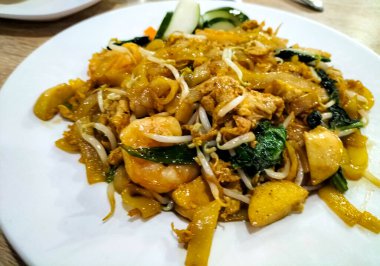 Kızarmış pirinçli erişteyi deniz ürünleriyle karıştır. Seçici odak.