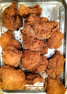 Lezzetli yemek. Gri bir arka planda kızarmış tavuk. Seçici odak.