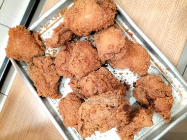 Lezzetli yemek. Gri bir arka planda kızarmış tavuk. Seçici odak.