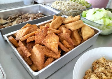 Yan görüş. Gudhangan 'a yakın çekim - Geleneksel Cava yemekleri. 