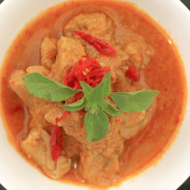 Üst Manzara. Domates soslu ton balığı ve kızarmış biber. Geleneksel Bask mutfağı. Seçici odak.