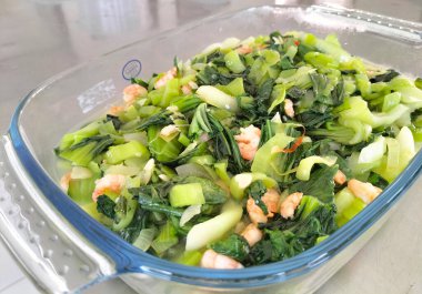 Sağlıklı sotelenmiş bok choy ve cam kasede karides. Seçici odaklanma. Endonezya.