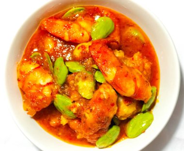 Seçici odaklanma. Biberli karides ya da petai ya da beyaz arka planda Pete 'li Sambal Udang. Endonezya mutfağı yemekleri. 