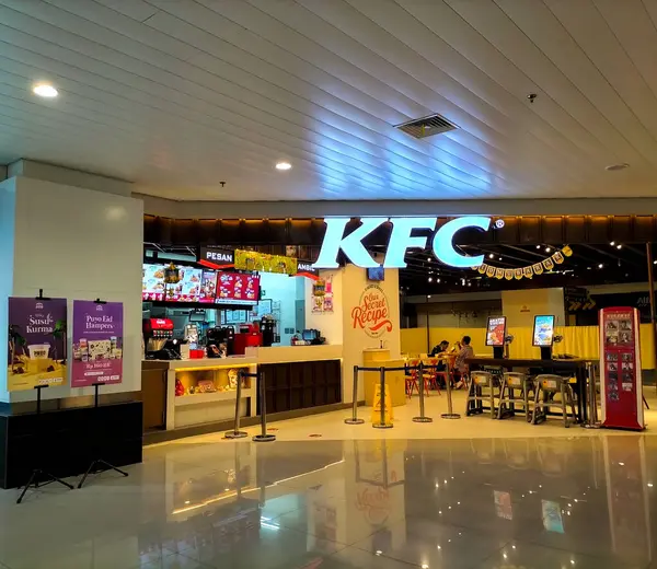 KFC (Kentucky Fried Chicken), Amerikan fast food restoran zinciri. Ahmad Yani Havalimanı 'ndaki KFC restoran binası. Semarang, Endonezya.