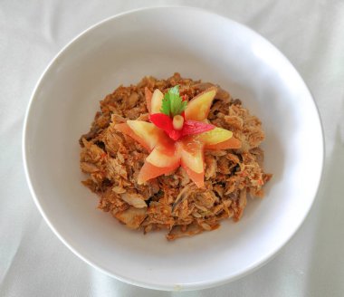 Yan görüş. Seçici odaklanma. Cakalang Rica - Manado Endonezya 'dan özel yemek, Baharatlı Aromatik Sambal' da pişirilmiş Skipjack Balığından. Beyaz tabakta servis edilir.. 