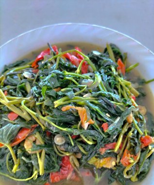 Üzerine karides serpilmiş bir kase sotelenmiş lahana. Lezzetli geleneksel Endonezya yemekleri.