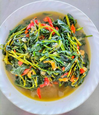 Üzerine karides serpilmiş bir kase sotelenmiş lahana. Lezzetli geleneksel Endonezya yemekleri.