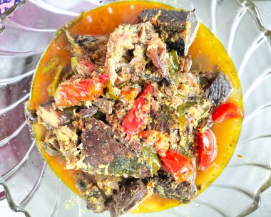 Yakın plan. Kırmızı biberli ve domates dilimli sarı füme ton balığı. Endonezya 'dan yemek.