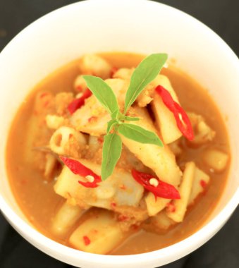 Üst Manzara. Seçici odaklanma. Cumi Rica, kırmızı ve baharatlı samballı kalamar mutfağı. Endonezya yemekleri.