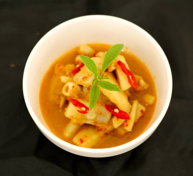 Üst Manzara. Seçici odaklanma. Cumi Rica, kırmızı ve baharatlı samballı kalamar mutfağı. Endonezya yemekleri.