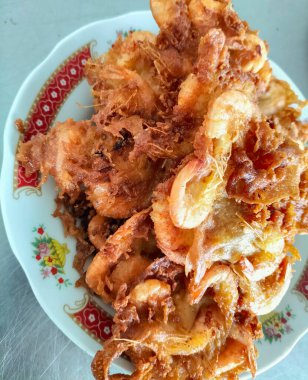 Orta Cava, Endonezya 'dan tipik bir yiyecek olan Kızarmış Gimbal' a yaklaş. Un, karides ve baharat karışımından yapılmış..