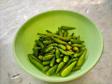 Gri arka planda yeşil biber yığını. Yakın plan..