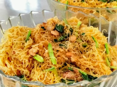 Kızarmış pirinç vermicelli, karides ve Çin lahanasıyla karıştırın. Seçici odak.